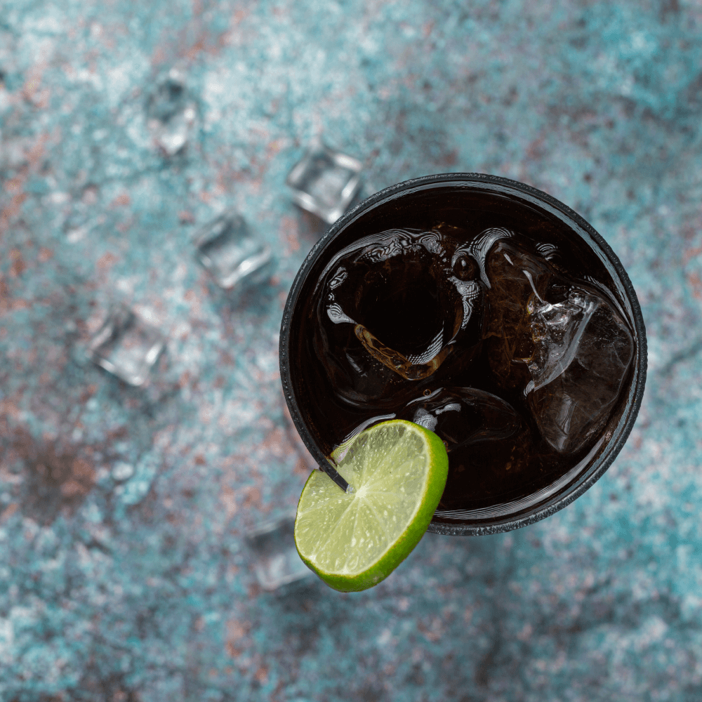 Cuba Libre cocktail van bovenaf