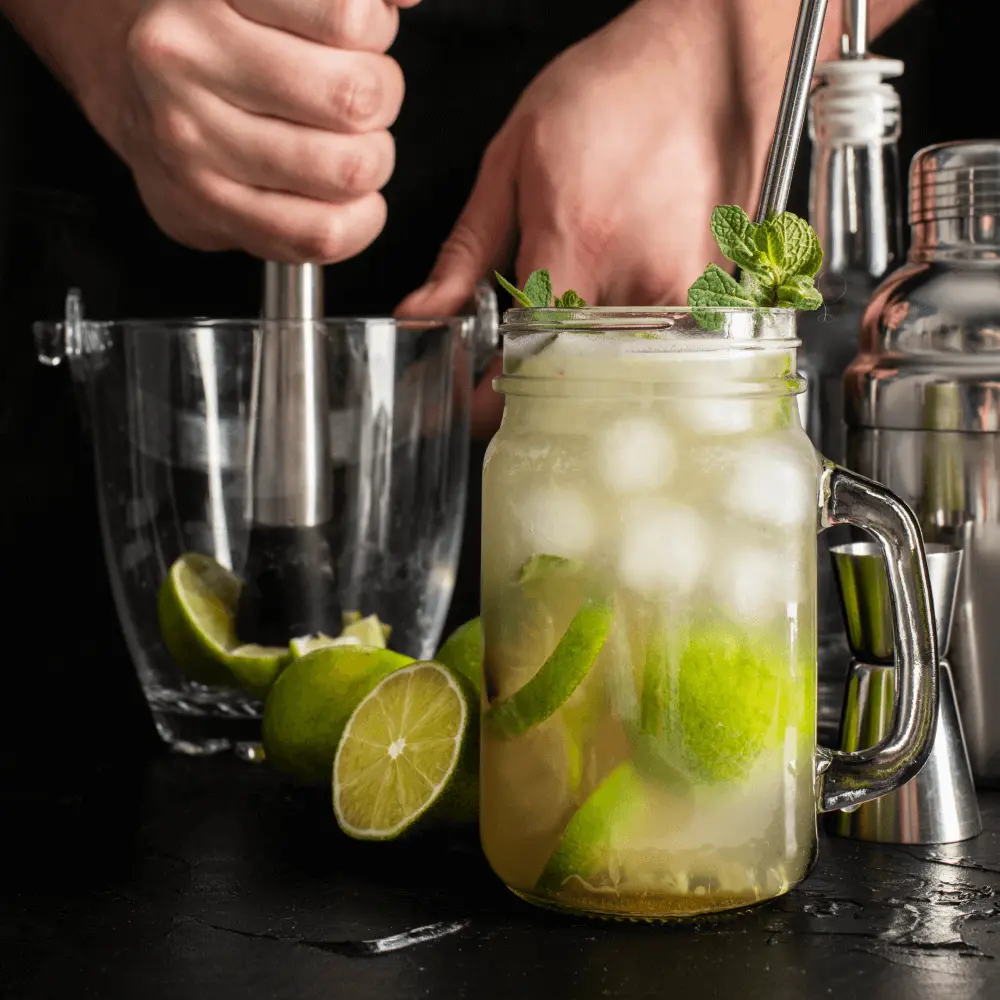 Het maken van een mojito cocktail middels een muddler.