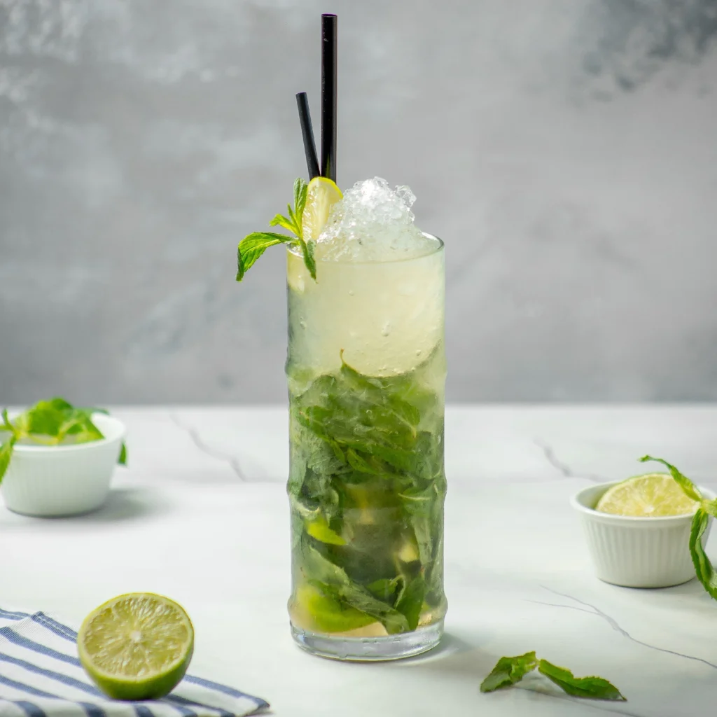 Vers gemaakte Mojito cocktail met limoen, suiker, munt en witte Cubaanse rum.