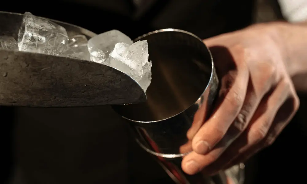 Het scheppen van grotere heldere blokken ijs in een cocktailshaker