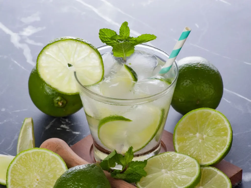 Traditionele Braziliaanse Caipirinha cocktail met cachaça, verse limoen, rietsuiker en ijsblokjes, geserveerd in een old fashioned-glas.