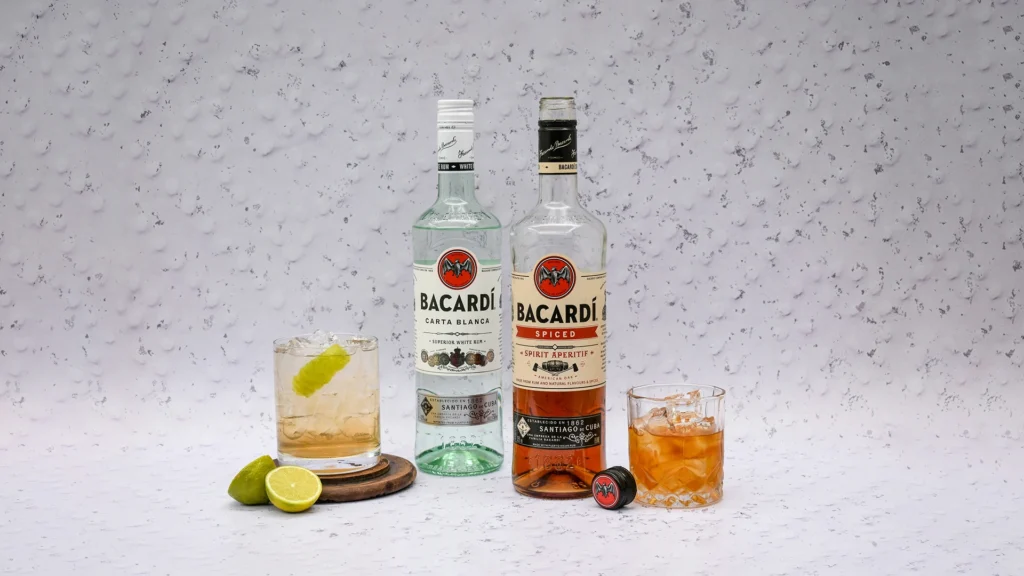 Flessen witte Bacardi en donkere spiced Bacardi.