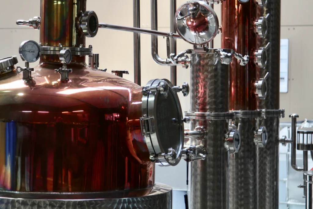 Een pot still en een column still samen.